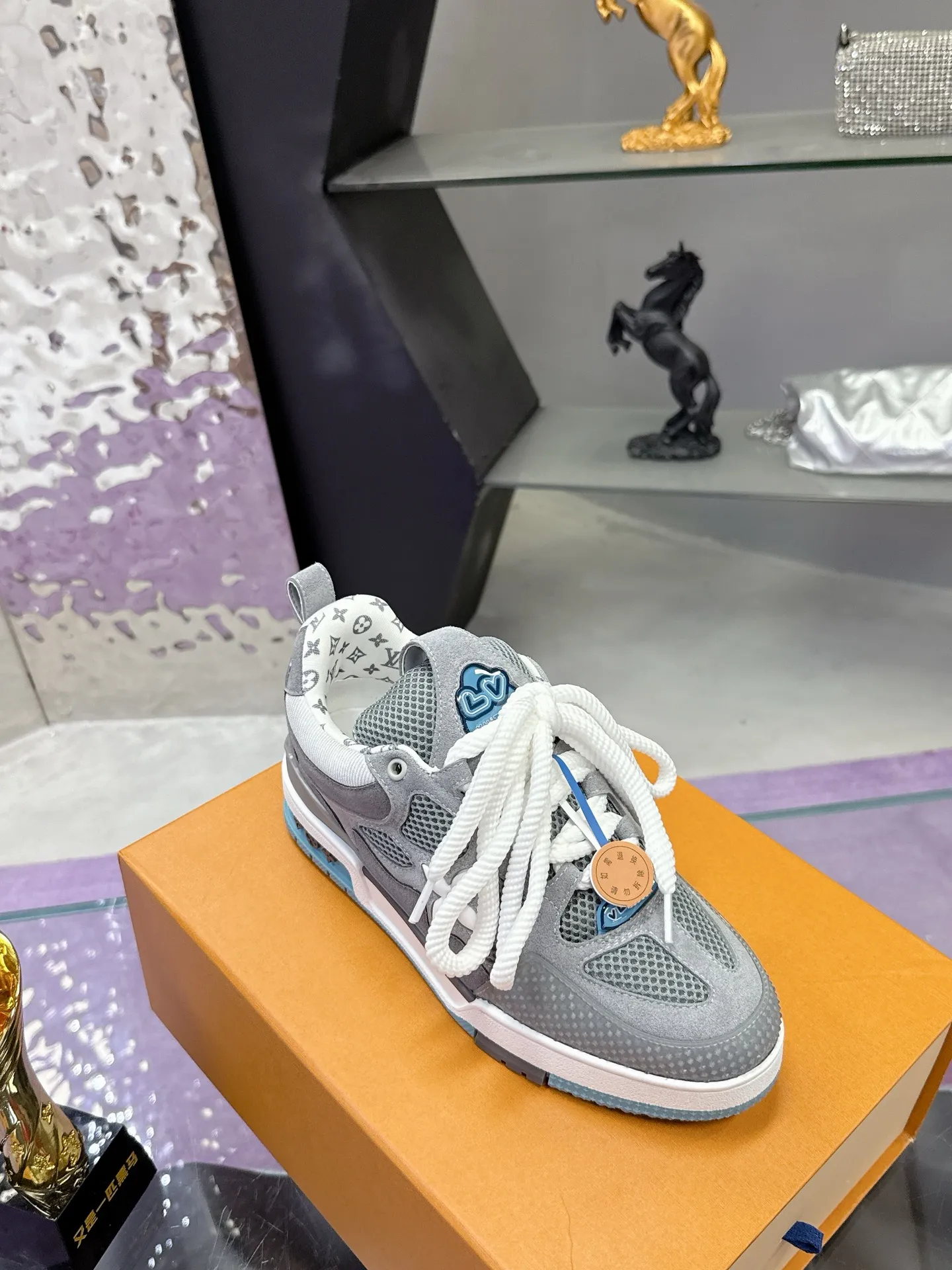 Factory price: 760💰 𝙇𝙑 𝟐𝟎𝟐5 𝐒𝐒 𝐧𝐞𝐰 Officially synchronized new colors💗 Louis Vuitton catwalk skateboard shoes are a hit, LOUIS VUITTON Trainer is undoubtedly one of the most successful Sneakers launched by luxury brands, but the pace of exploration will not stop. LOUISVUITTON will also bring a new series of skateboard shoes in the spring of 2025. The new series in the picture returns to the 90s Chunky Skate Shoes look and feel. The uppers are made of leather and mesh. The fat silhouette and thick shoelaces are very eye-catching. It is expected to have quite a few colors like the Trainer. Judging from the previous DIOR show skate shoes, this chunky style may be even stronger next year.  💎 LV small bread series LV bread shoe series 😘 Couple model Size: Female 35-40 Male 39-44, customized 45, 46